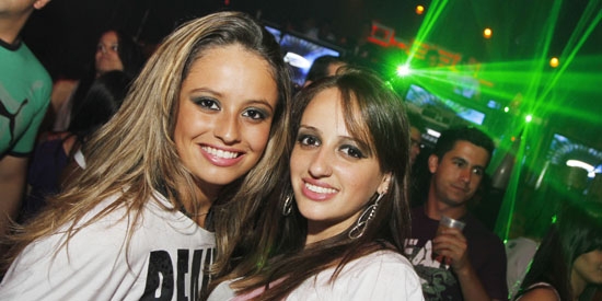 Monyke Lara Rezende e Bruna Castro Mendes em balada